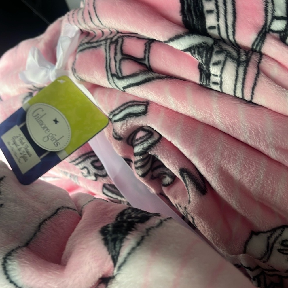 Limited edition GILMORE GIRLS mother/daughter blankets (set of 2)